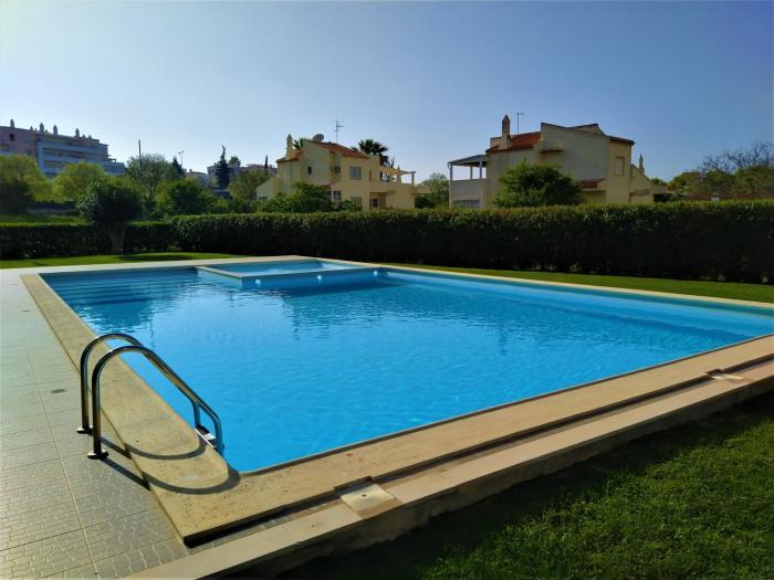 Algarve Beach Vibes Apartment, WiFi, Pool, AC, BBQ