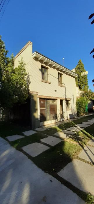 Duplex frente al Club de campo Mendoza