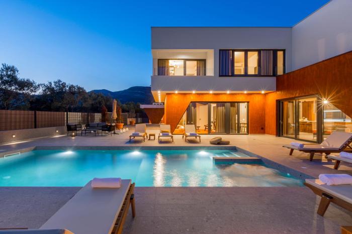 Villa SEVEN HEARTS with heated pool and basketball court near Split
