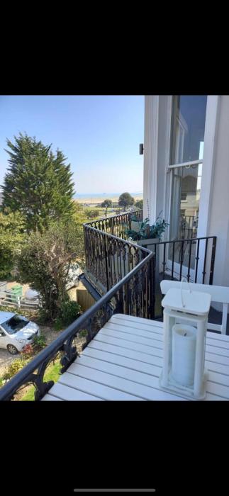 Wight On The Beach, Sleeps 4, Free Off Road Parking, Balcony with Sea Views