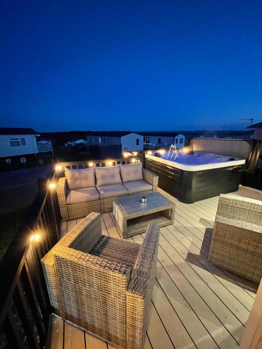 Eagles View - 2 bed hot tub lodge with free golf, NO BUGGY