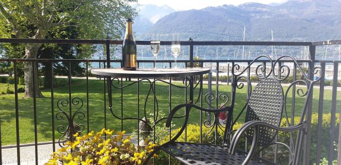 VILLA LAGO FOREGORUND Lakeview Winter Retreat Three-Bedroom Apartment with Balcony