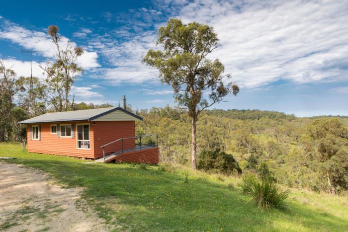 Moffat Falls Cottage overlooking waterfalls and mountains