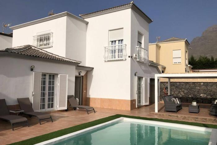 Villa Vanesa luxury private villa with a heated pool, 4 bedrooms and 4 bathrooms