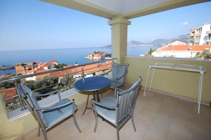 BMV room with west island view