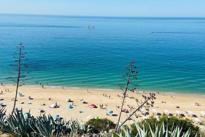 Estúdio vista mar com AC e acesso privado à praia