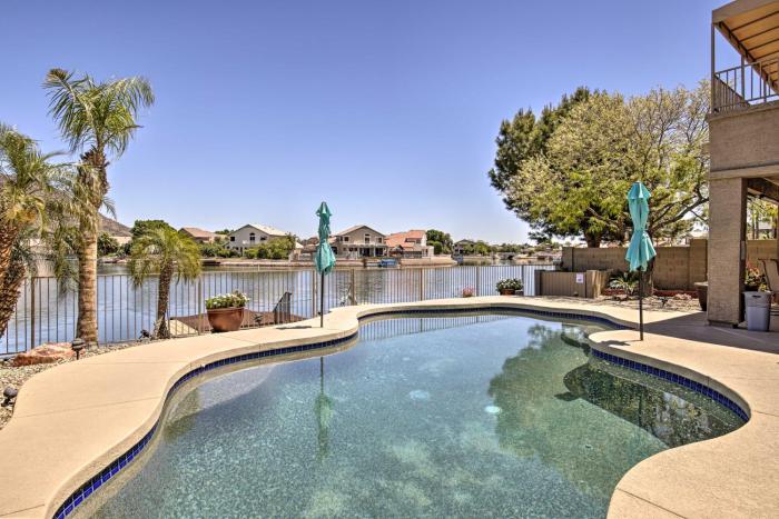 Boat Dock, Game Room! Lakefront Glendale Getaway