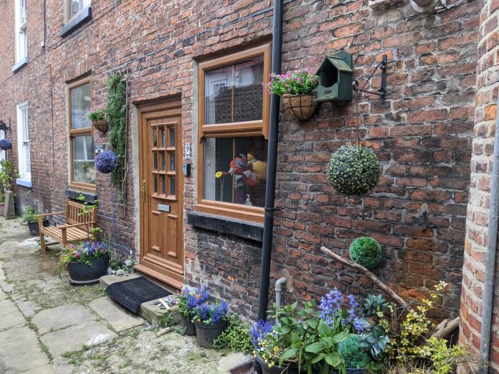 Endeavour Cottage Whitby Quiet Old Yard Fishermans Cottage