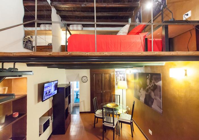 Independent in Trevi Fountain - Spain square