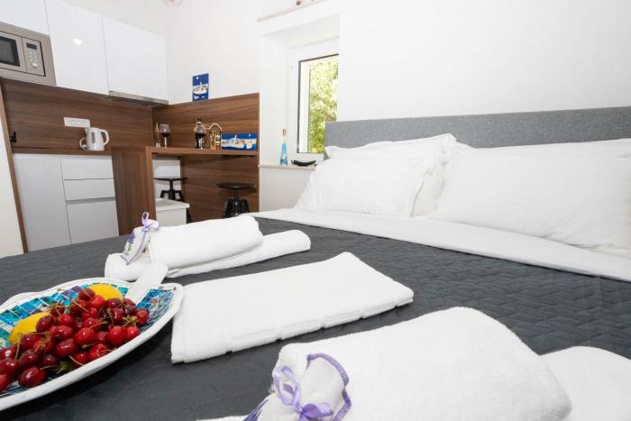 Apartments LORY,ON PROMENADE,BEACH NIKOLINA,WIFI,PARKING