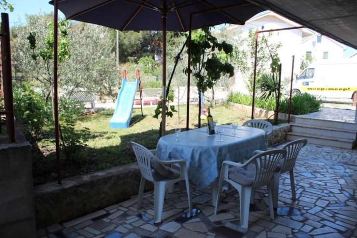 Apartment in Pirovac with Terrace, Air conditioning, Wi-Fi, Washing machine (4793-3)