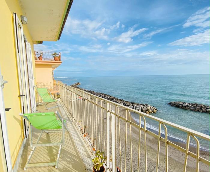 GuestHost - Bright Apartment with Sea View Balcony