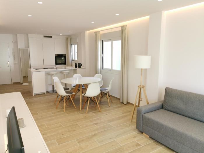 Bright 2 bedroom apt Golden Mile next to beach RDR225