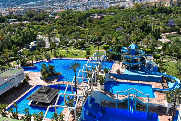 Benal Beach, Luxury Sea & Mountain View Beachside 1 Bedroom Apartment