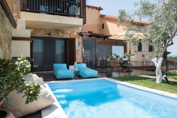 Dandy Villas Nea Roda - Melodic Waves - Private - Pool - Parking - Cellar
