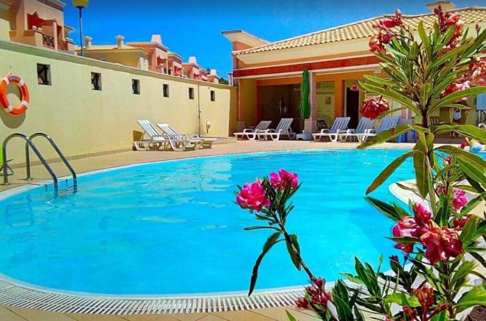 Lisbon South Bank Beach Apartment with Shared Pool & Gym