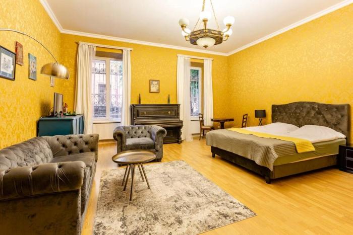 Old Piano Apartment