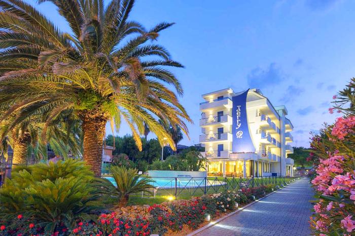 Hotel Jerry - Beachfront & Private Pool