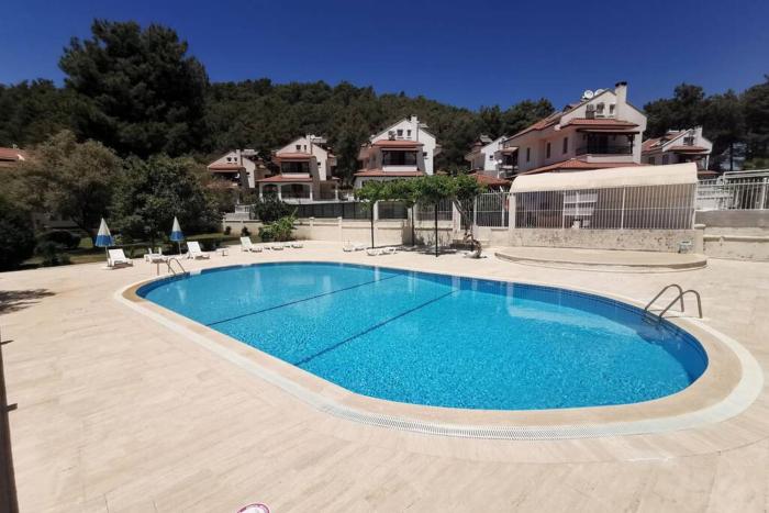 Çam ormanı içinde havuzlu daire