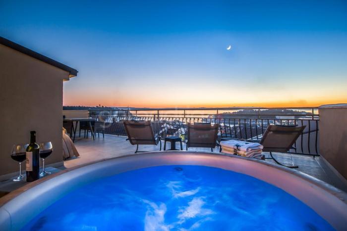 Rooftop Penthouse - Private Hottub & Duplex Whirlpool