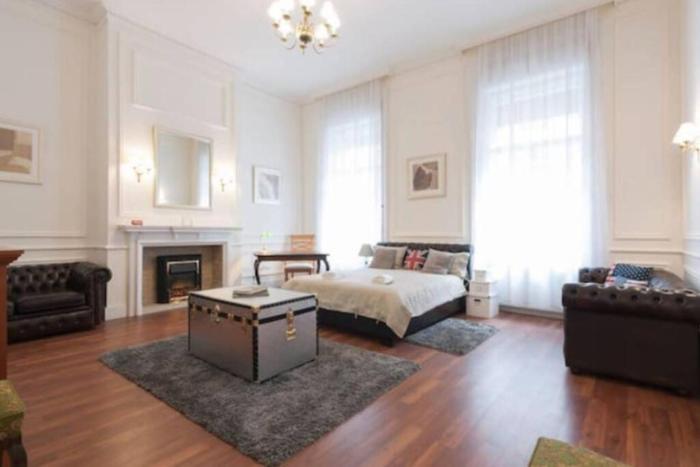 Luxury Art Deco Suite Close to Museum of Fine Arts