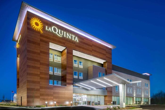 La Quinta Inn & Suites by Wyndham Louisville NE - Old Henry Rd