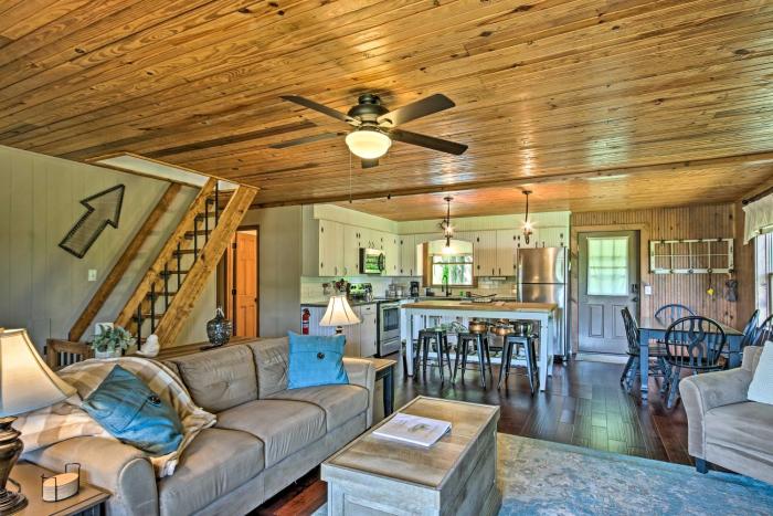 Lakefront Waterloo Cabin with Dock, Kayaks and Grill!