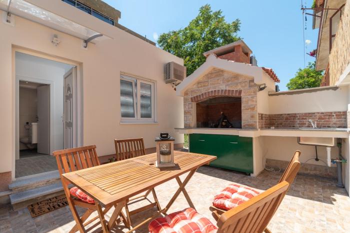 Small private house with a terrace in Trogir