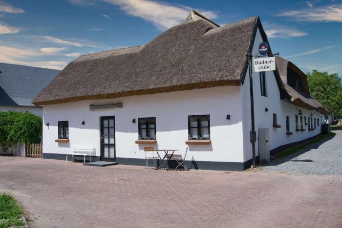 nah am Meer, ruhige Lage, gratis Nutzung vom AHOI Erlebnisbad und Sauna in Sellin - Haus Büdnerstube FeWo 1