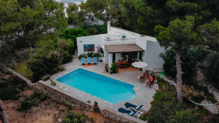 Villa en Cala Morell con piscina privada en el bosque