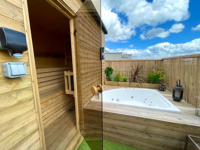 2 Bedroom Roof Terrace SPA with Sauna plus Jakuzzi and Outdoor Cinema