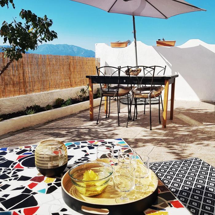Appartement T2bis Sartène 60m2 avec jolie terrasse de 25m2 et vue panoramique mer et montagne sur le Golfe du Valinco - Quartier calme à 10mn à pied du centre ville - Idéal pour 4 personnes et possibilité de 6 couchages - Place de parking réser
