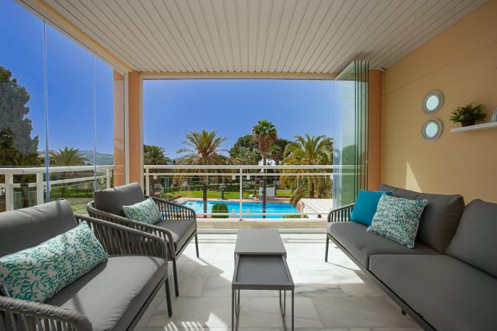 Las Palmeras Beach with Community Pool