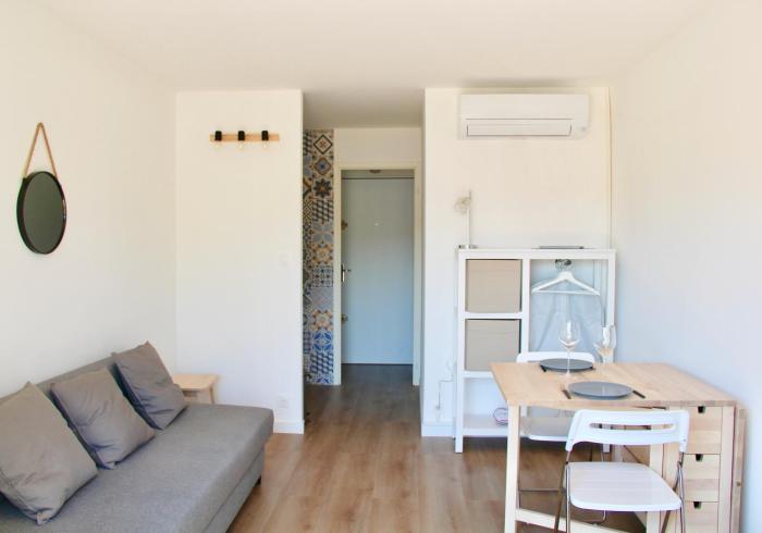 LE SERINITY - Studio 10 min des plages à pieds, wifi, parking, clim