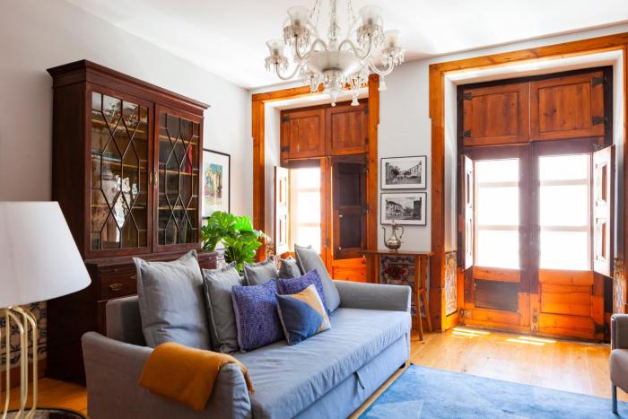 Alfama Terrace Apartment With Authentic XVIII Tiles And Historic Notes 3 Bedrooms & 2 Bathrooms AC