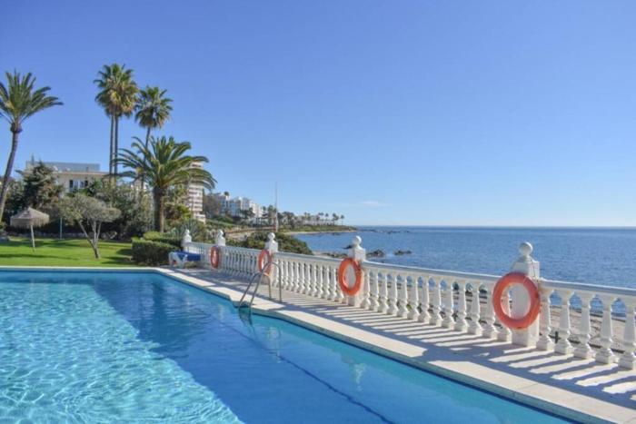 Apartamento en urb primera linea de playa