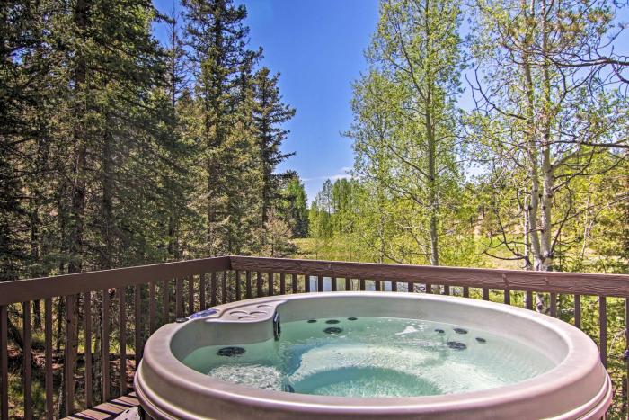 Florissant Hilltop Hideaway with Porch and Pond Access