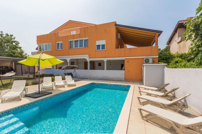 Comfort apartments with pool for adults in Medulin
