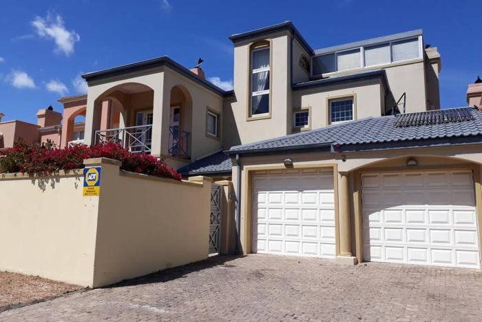 100 ms from the beach with views