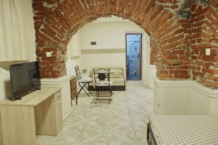 Top Center Detached Apartment Studio