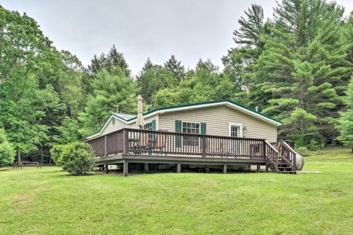 Deck, Fire Pit & Yard: Mountain Escape!