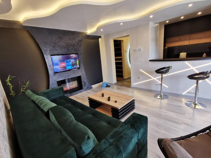 Brend new luxurious apartment in downtown with free parking