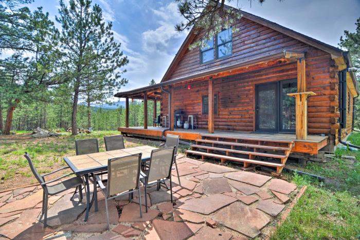 The ‘Pinecone Palace’ w Hiking Trail Access!
