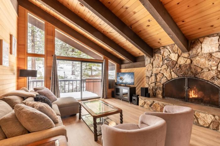 Beautiful 4-Bedroom Contemporary Mountain Home condo