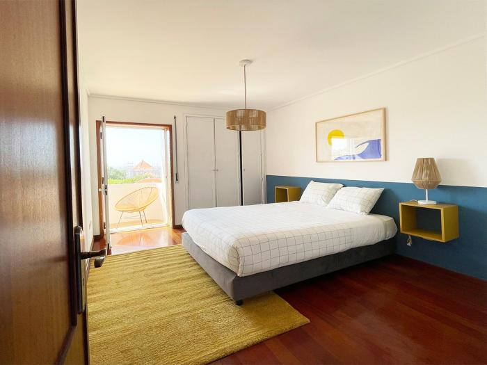 Yellow House Aveiro Smart TV and garage