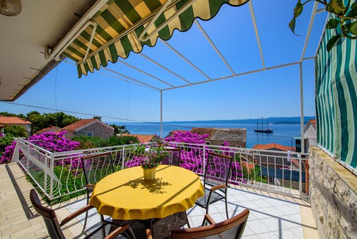 Award winning Garden Apartment with large Terrace and amazing Seaview