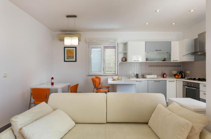 One-bedroom apartment ALBIS with balcony and parking in Rovinj