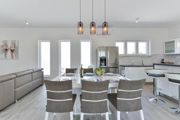 Villa Manuela with heated pool 400 meters from the sea - by TA Leut Agency