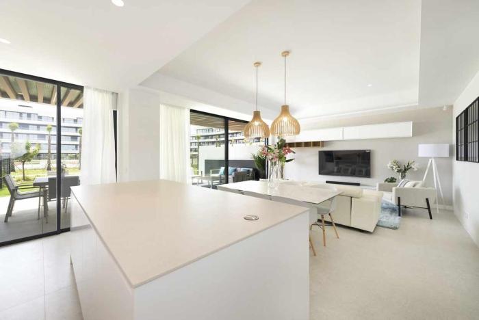 Espectacular bajo con jardín en 1ª línea de playa