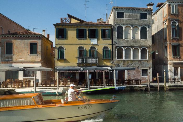 Casa Virginia direct at the canal Cannaregio with own roof terrace
